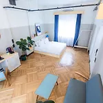 Popstel Hotel